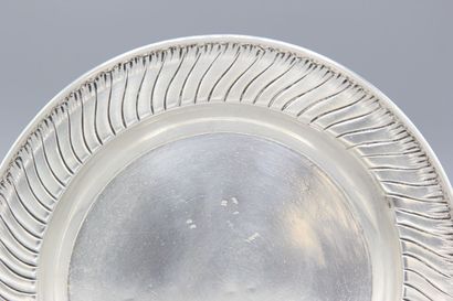 Assiette à bouillie en argent présentée dans...