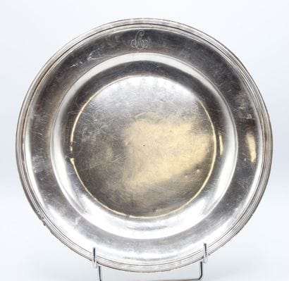 PARIS 1789 
Plat rond en argent bordé de...