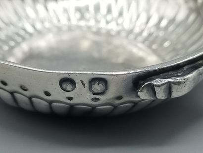 PARIS 1756-62.
Taste-Vin en argent de modèle...