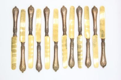 Set of 12 dessert knives.
Blades in gilded...