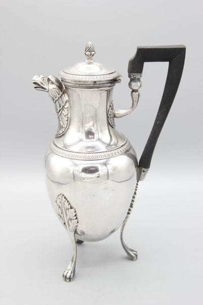 Cafetière en argent.
Pose sur 4 pieds griffes...