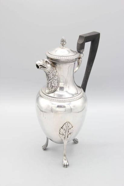 Cafetière en argent.
Pose sur 4 pieds griffes...