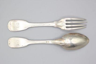 12 couverts en argent, modèle filet-contour....
