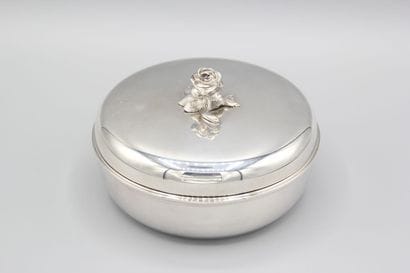 PUIFORCAT
Bonbonnière couverte en argent...