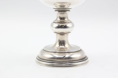 Cup on foot in silver.
On the body is inscribed...