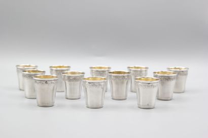 Silver liquor service composed of 12 curved...