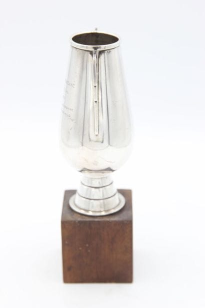 Silver golf cup.
Stylized handle.
It is inscribed...