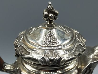 Cafetière en argent
Décor de rocailles, rinceaux,...