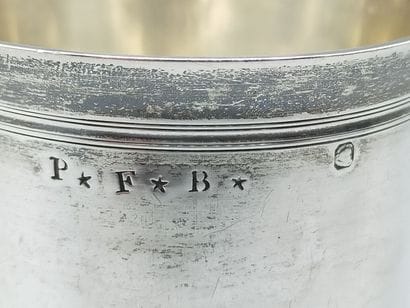 Timbale à fond plat en argent, col souligné...