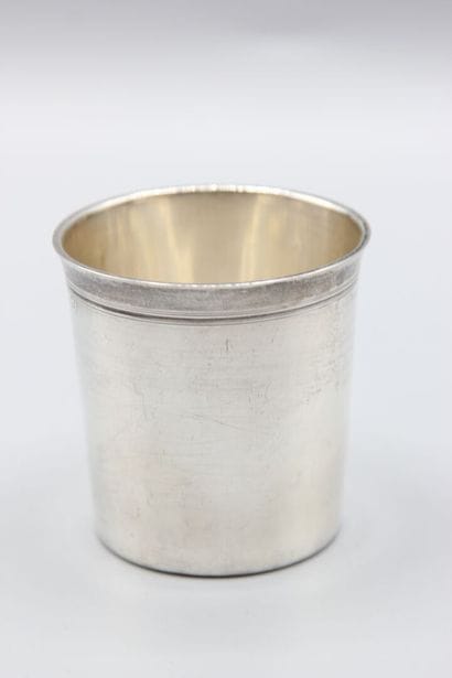 Timbale à fond plat en argent, col souligné...