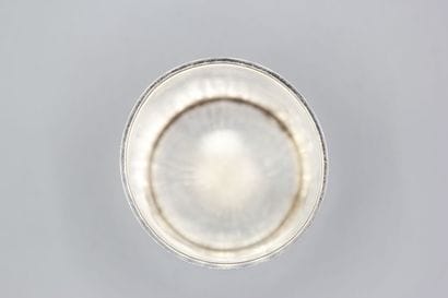 Timbale à fond plat en argent, col souligné...
