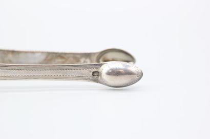 Pince à sucre en argent à décor incisé de...