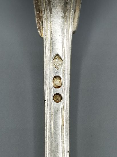 12 couverts en argent, modèle filet-contour....
