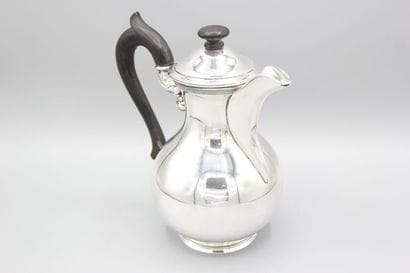 Silver pot of piriform shape, plain model.
Handle...