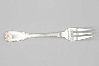 Silver cake service of model nets shells....