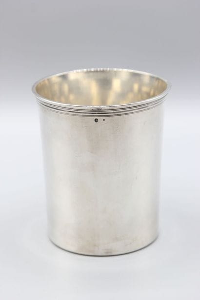Grande timbale droite en argent.
Fond plat.
Cartouche...