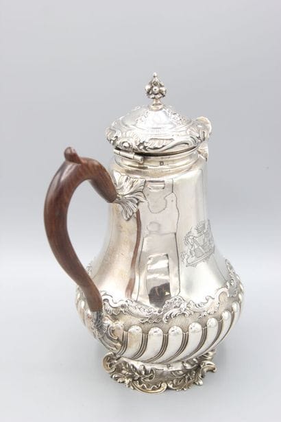 Cafetière en argent
Décor de rocailles, rinceaux,...