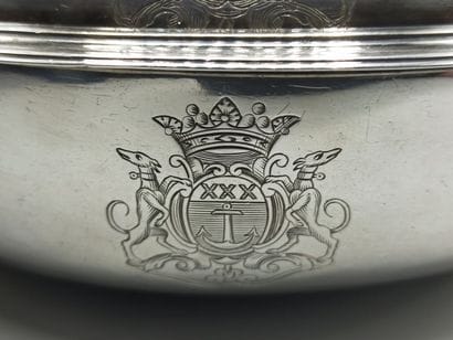 BESANÇON 1745.
Écuelle couvercle en argent...