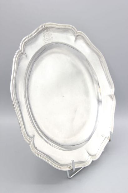 BESANÇON 1745 
Plat rond en argent de modèle...