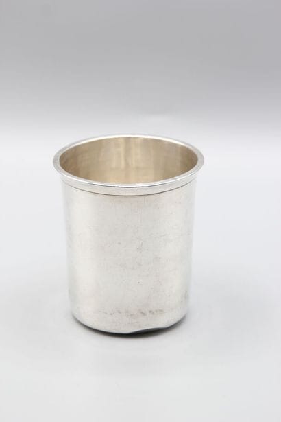Timbale droite en argent.
Monogrammée 