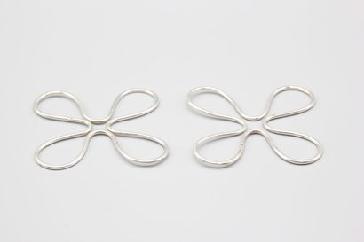 Pair of trivets. Silver bottle of form quarte-feuilles....