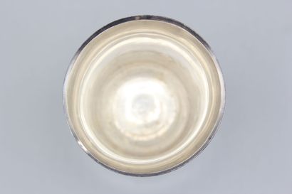 Timbale tulipe sur piédouche en argent.
Piédouche...