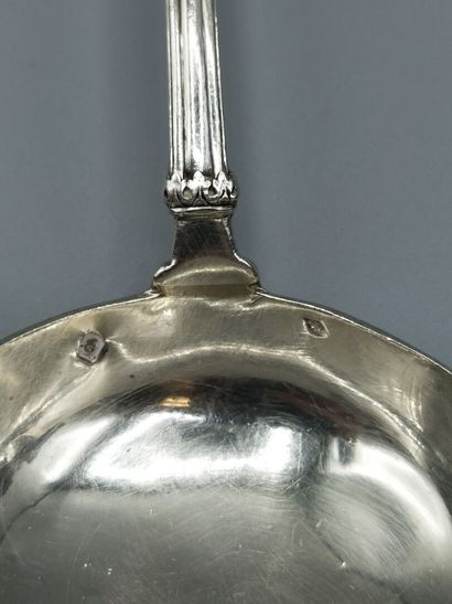Longue louche à punch/sangria en argent.
Poinçon...