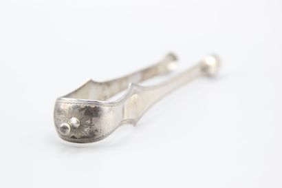Pince à sucre en argent à décor incisé de...