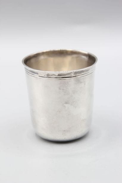 Curon en argent.
Col souligné de filets.
Poinçon...