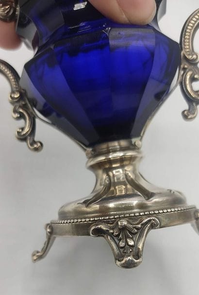 Covered sugar bowl in silver and blue glass....
