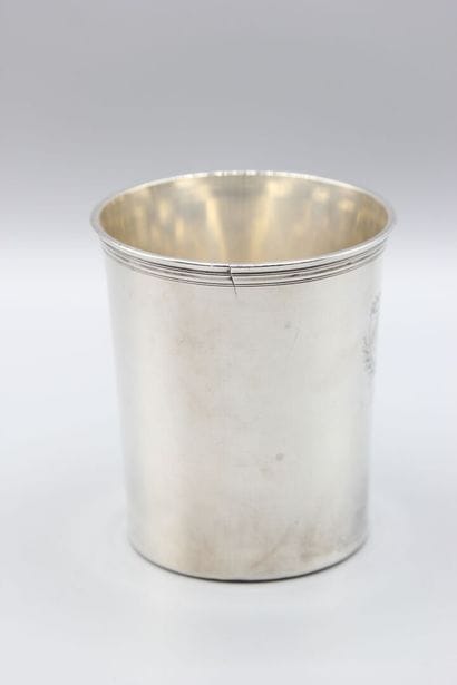 Grande timbale droite en argent.
Fond plat.
Cartouche...