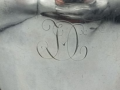 Cafetière en argent.
Pose sur 4 pieds griffes...