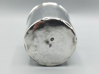 Timbale dite de pensionnaire en argent.
Poinçons...
