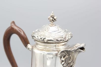 Cafetière en argent
Décor de rocailles, rinceaux,...