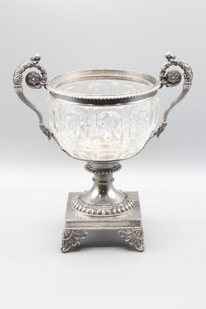 Drageoir silver mounting, crystal body.
Pose...