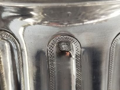 Grande verseuse/cafetière en argent reposant...