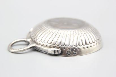 PARIS 1756-62.
Taste-Vin en argent de modèle...