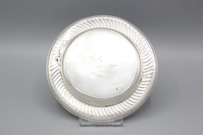 Assiette à bouillie en argent présentée dans...