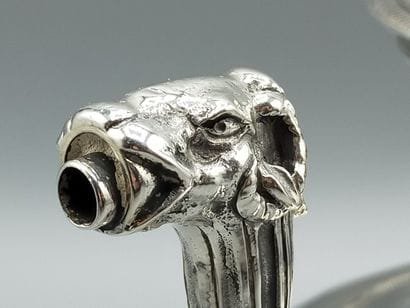 Théière en argent de style Empire reposant...