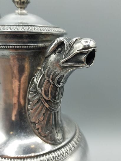 Cafetière en argent.
Pose sur 4 pieds griffes...