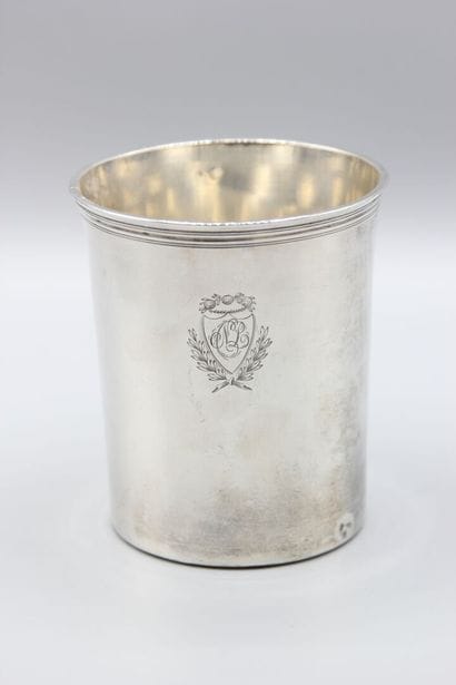 Grande timbale droite en argent.
Fond plat.
Cartouche...