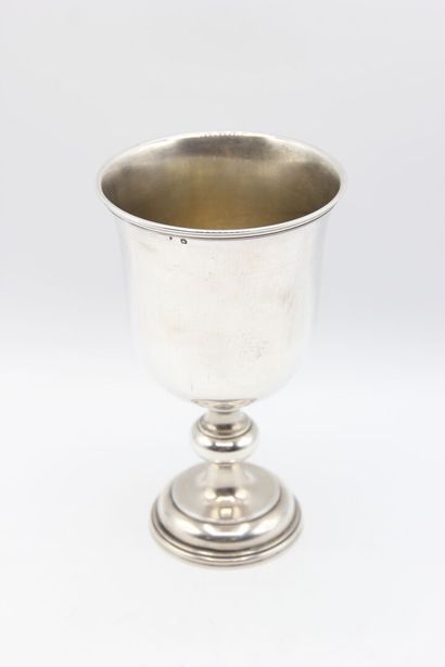 Cup on foot in silver.
On the body is inscribed...