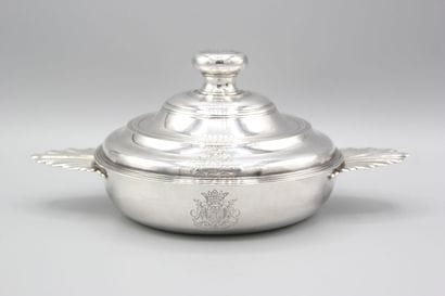 BESANÇON 1745.
Écuelle couvercle en argent...