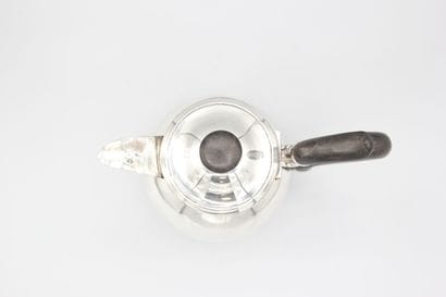 Silver pot of piriform shape, plain model.
Handle...