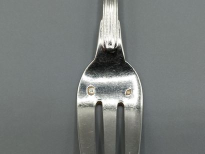 Silver cake service of model nets shells....