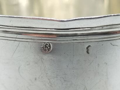 Timbale en argent à fond plat. Le col souligné...