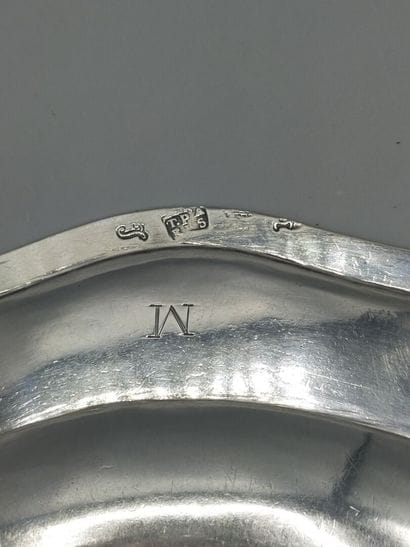 BESANÇON 1745 
Plat rond en argent de modèle...