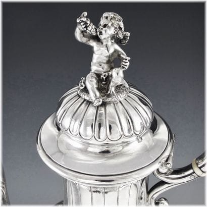 Grande verseuse/cafetière en argent reposant...