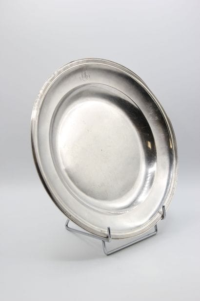 PARIS 1789 
Plat rond en argent bordé de...