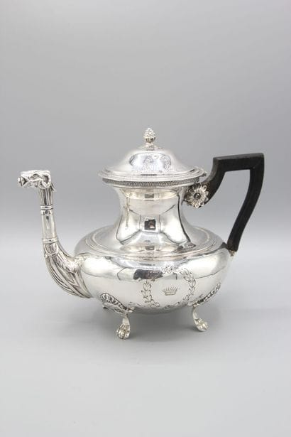 Théière en argent de style Empire reposant...